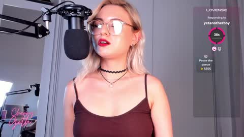 Snapshot of xcherrygoth chatting on February 7, 6:56 pm Cherry Goth online show from February 7, 6:56 pm