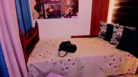 Snapshot of xdirtymistressx chatting on February 19, 8:44 am XDirtymistressX online show from February 19, 8:44 am