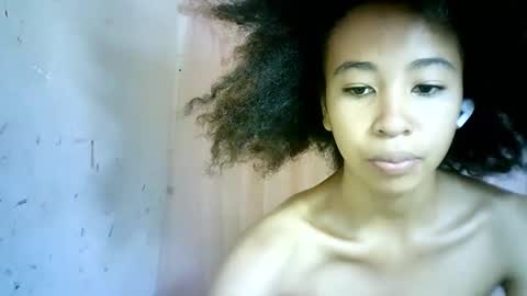 Snapshot of xenna610827 chatting on February 17, 8:19 am xenna610827 online show from February 17, 8:19 am