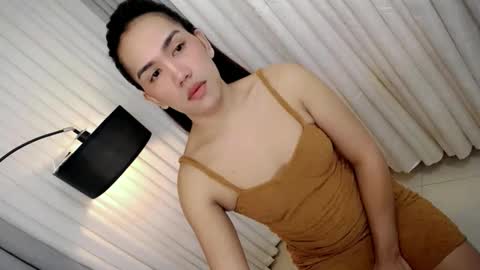 GWEN THOMPSON .......   online show from November 11, 10:10 pm