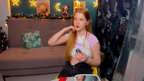 Snapshot of xloe_queen chatting on December 9, 3:00 pm Chloe online show from December 9, 3:00 pm