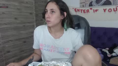 lunna online show from December 17, 7:04 pm