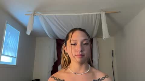 Snapshot of xo_valkyrie_xoxo chatting on July 18, 1:26 pm xo_valkyrie_xoxo online show from July 18, 1:26 pm