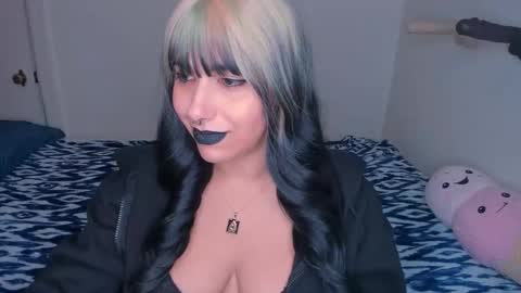 Snapshot of xocurvyrae chatting on January 10, 9:13 am Rae online show from January 10, 9:13 am