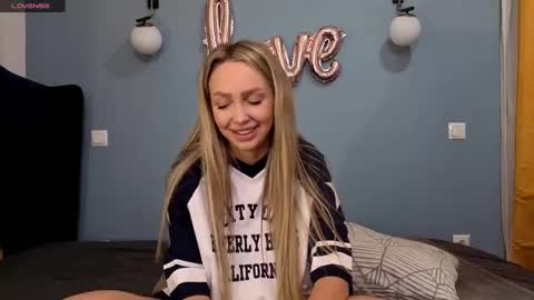 Snapshot of xsexycouples chatting on March 1, 8:21 pm AnnaMaee online show from March 1, 8:21 pm