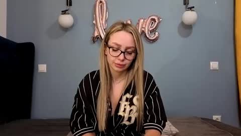 Snapshot of xsexycouples chatting on March 2, 9:32 pm AnnaMaee online show from March 2, 9:32 pm