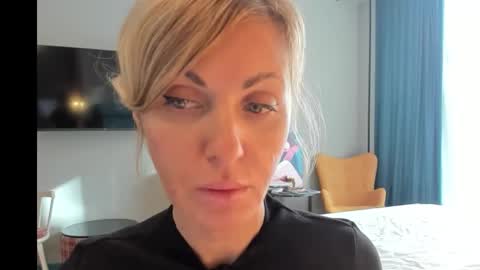 xvaleriax0 online show from September 12, 1:00 pm