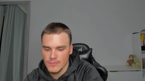 raul online show from December 3, 9:02 pm