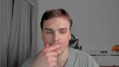 Snapshot of xx_raul_xx_ chatting on March 8, 1:47 am raul online show from March 8, 1:47 am