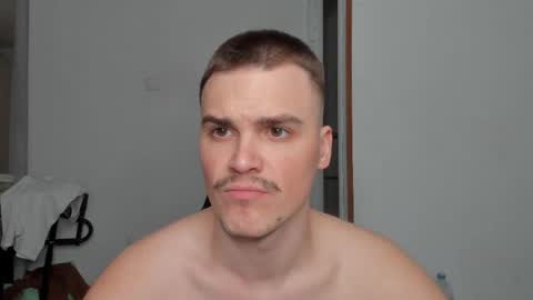 Snapshot of xx_raul_xx_ chatting on April 4, 9:40 am raul online show from April 4, 9:40 am