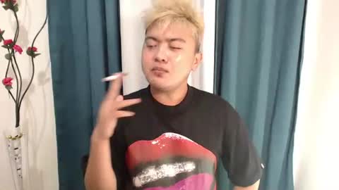 Snapshot of xxhotloyd_cummerx chatting on January 18, 2:43 pm Loyd online show from January 18, 2:43 pm