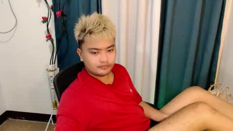 Snapshot of xxhotloyd_cummerx chatting on February 4, 11:05 am Loyd online show from February 4, 11:05 am