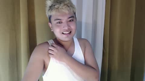 Snapshot of xxhotloyd_cummerx chatting on February 10, 4:44 pm Loyd online show from February 10, 4:44 pm