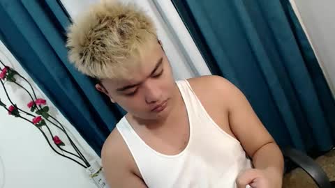 Snapshot of xxhotloyd_cummerx chatting on February 11, 8:30 am Loyd online show from February 11, 8:30 am