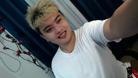 Snapshot of xxhotloyd_cummerx chatting on February 19, 9:38 am Loyd online show from February 19, 9:38 am