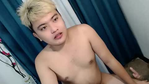 Snapshot of xxhotloyd_cummerx chatting on February 20, 6:26 am Loyd online show from February 20, 6:26 am