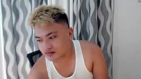 Snapshot of xxhotloyd_cummerx chatting on February 22, 2:04 pm Loyd online show from February 22, 2:04 pm