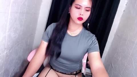 Snapshot of xxhotsexydivinexx chatting on October 22, 1:06 am divine online show from October 22, 1:06 am
