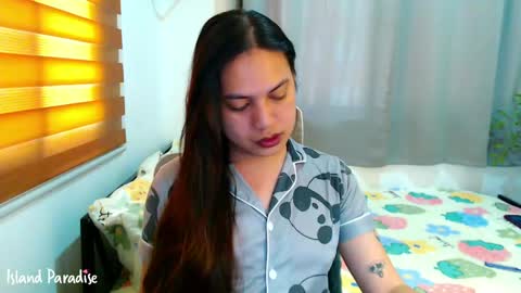 Snapshot of xxjulielovesyouxx chatting on June 5, 3:35 am July online show from June 5, 3:35 am