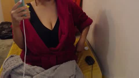Snapshot of xxxbustybabe27x chatting on April 24, 3:47 pm Ayanda online show from April 24, 3:47 pm