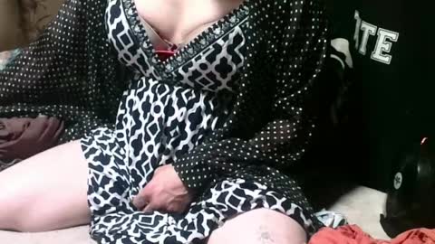 Snapshot of xxxgarterfreekxx chatting on April 15, 10:11 am Silky Lingerie grrl online show from April 15, 10:11 am