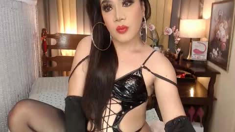 Snapshot of xxxmiss_cathyxxx chatting on February 5, 9:14 am QUEENCY online show from February 5, 9:14 am