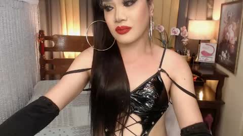 QUEENCY online show from April 19, 6:46 am