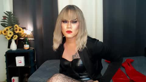 Snapshot of xyournightmarequeenx chatting on December 17, 1:18 am QueenMarina online show from December 17, 1:18 am