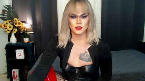Snapshot of xyournightmarequeenx chatting on December 25, 2:03 am QueenMarina online show from December 25, 2:03 am