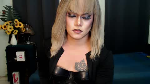 Snapshot of xyournightmarequeenx chatting on January 7, 1:59 am QueenMarina online show from January 7, 1:59 am