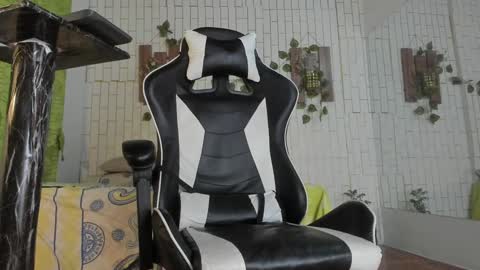 yacksson_lawrence online show from December 13, 6:42 am