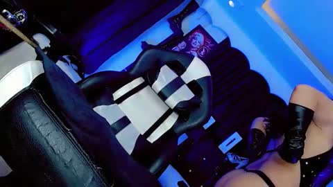 yarethrousss online show from April 17, 6:49 am