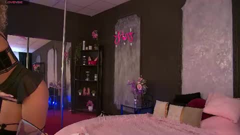 Snapshot of yasmin_al_star chatting on June 24, 6:12 am Yasmin new tits boobs ass stepsis online show from June 24, 6:12 am