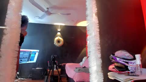 Snapshot of yayahilton chatting on December 3, 5:04 am YAYA online show from December 3, 5:04 am