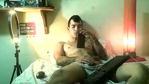 yeisoncastellanos1999 online show from June 23, 5:33 pm