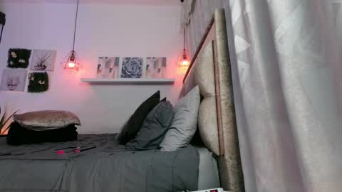 yellow_lily online show from December 16, 3:50 pm