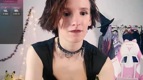 Snapshot of yellow_songbird chatting on October 10, 3:33 pm Liya online show from October 10, 3:33 pm