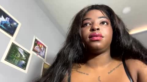 Snapshot of yes_mia_yes chatting on February 16, 3:16 pm gomez5 online show from February 16, 3:16 pm