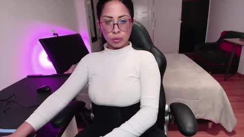 yesie_hot2 online show from September 25, 2:48 am