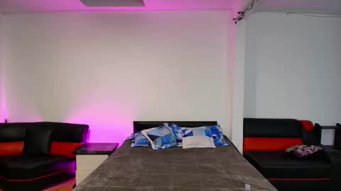 yesie_hot2 online show from March 6, 1:35 am