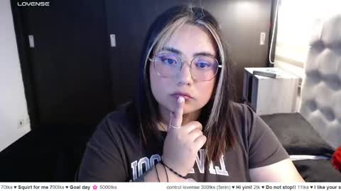 hii i am yini online show from May 7, 1:11 am