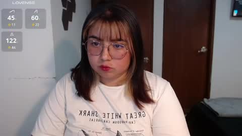 Snapshot of yini_angel07 chatting on June 4, 2:39 am hii i am yini online show from June 4, 2:39 am