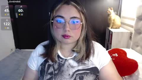 Snapshot of yini_angel07 chatting on June 9, 2:01 am hii i am yini online show from June 9, 2:01 am