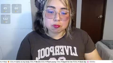 Snapshot of yini_angel07 chatting on June 12, 2:43 am hii i am yini online show from June 12, 2:43 am