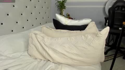 roxie reyes  online show from February 23, 6:49 am