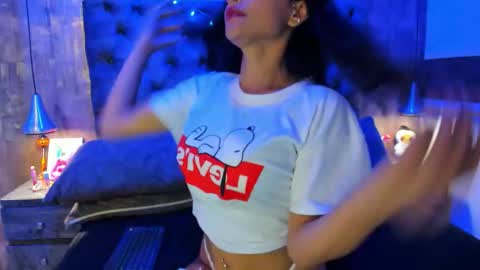 yiyisandoval online show from November 6, 8:43 pm