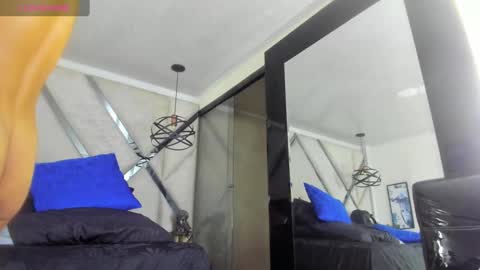 Snapshot of yiyo10_ chatting on February 20, 10:37 am Yiyo online show from February 20, 10:37 am