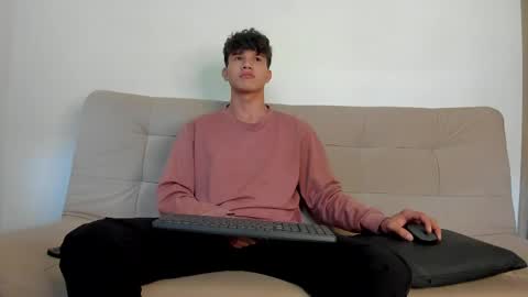 yizus_bonz online show from June 1, 5:03 pm