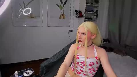 Mikaella - Mika online show from December 1, 8:58 pm