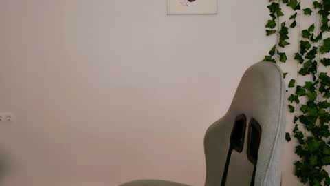 yoka_paradoxxx online show from February 3, 9:25 am